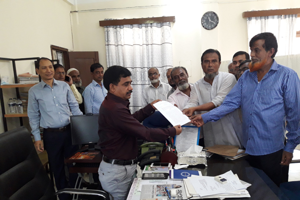নোয়াখালীতে সড়ক কর্মচারীদের বিক্ষোভ ও স্মারকলিপি প্রদান