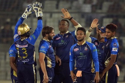 নাটকীয় ম্যাচে খুলনাকে হারালো ঢাকা