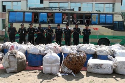 বরিশালে ১২০ মণ জাটকাসহ যাত্রীবাহী বাস জব্দ