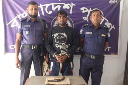 জীবননগরে অস্ত্রসহ ইউপি সদস্য আটক