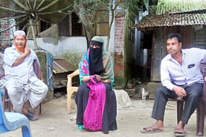 বিয়ের দাবিতে প্রেমিকের বাড়িতে অনশন