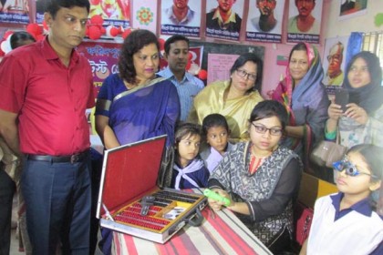 ফরিদপুরে শিক্ষার্থীদের বিনামূল্যে চোখ পরীক্ষা