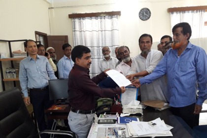 নোয়াখালীতে সড়ক কর্মচারীদের বিক্ষোভ ও স্মারকলিপি প্রদান
