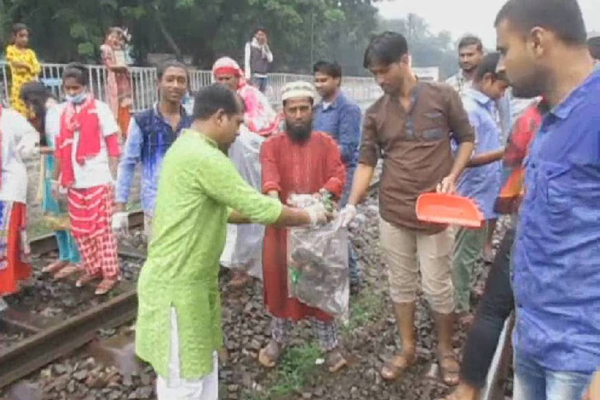 পরিচ্ছন্নকর্মীর কাজে চুয়াডাঙ্গার পৌরমেয়র