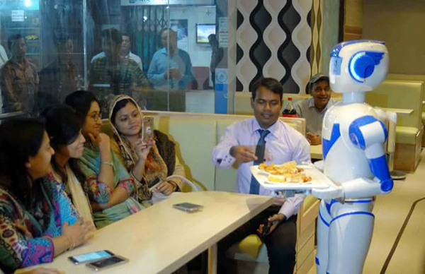 দেশের প্রথম রোবট রেস্টুরেন্টের যাত্রা শুরু