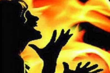 প্রেমে প্রত্যাখ্যাত হয়ে তরুণীকে পুড়িয়ে মারল যুবক