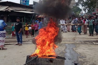 ত্রিশালে শিক্ষককে মারধরের প্রতিবাদে শিক্ষার্থীদের সড়ক অবরোধ

