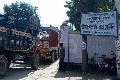 বাংলাবান্ধা স্থলবন্দরে পাথর আমদানি শুরু
