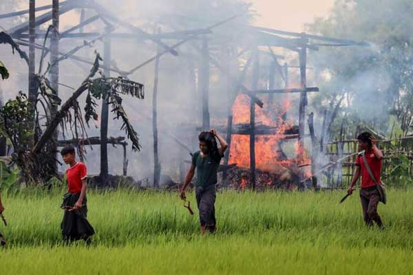 মিয়ানমারে ফের প্রচন্ড গোলাগুলি ও গ্রামে আগুন