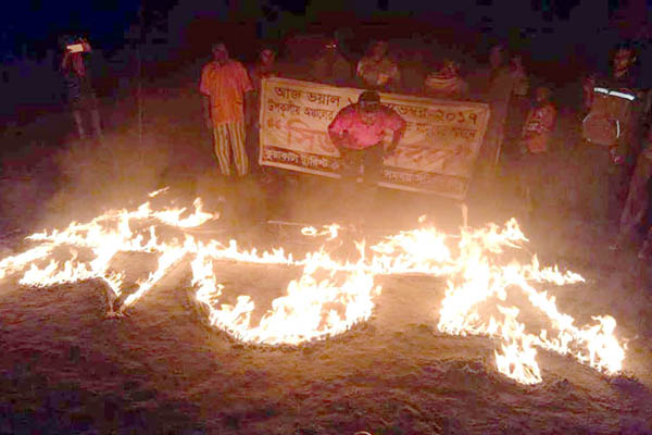 সিডরে নিহতদের স্মরণে মোমবাতি প্রজ্জ্বলন