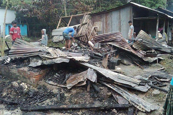 বরিশালে অগ্নিকাণ্ডে ৩ দোকান পুড়ে ছাই