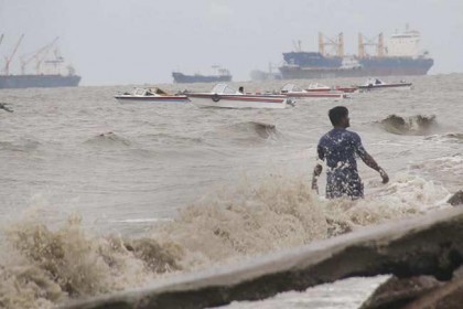 সমুদ্র বন্দরসমূহে সতর্কতা সংকেত বেড়ে ৩