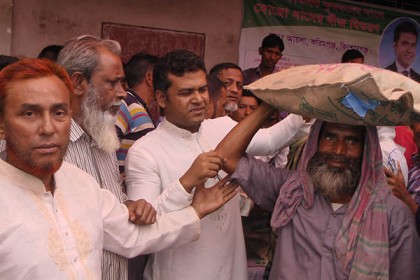 কিশোরগঞ্জে বন্যায় ক্ষতিগ্রস্ত ৫০০ কৃষককে ধানের বীজ প্রদান
