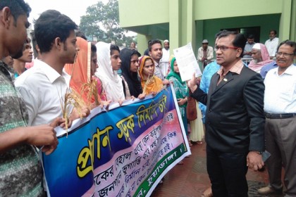 খানাখন্দে ভরা চুয়াডাঙ্গার প্রধান সড়ক নির্মাণের দাবিতে শিক্ষার্থীদের মানববন্ধন