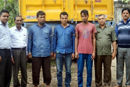 কুমিল্লায় আট লক্ষাধিক টাকার সেগুন কাঠসহ আটক ৩