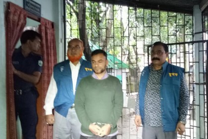 সিরাজগঞ্জে ঘুষের টাকাসহ শিক্ষা অফিসের কর্মকর্তা আটক