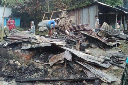 বরিশালে অগ্নিকাণ্ডে ৩ দোকান পুড়ে ছাই