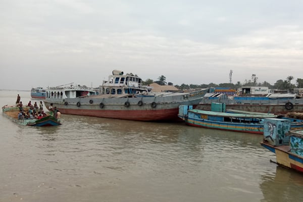 নাব্যতা সংকটে পদ্মায় আটকে আছে ১৯ পণ্যবাহী কার্গো