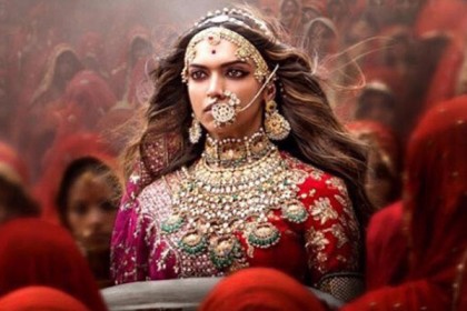 দীপিকার নাক কাটার হুমকি করণি সেনার