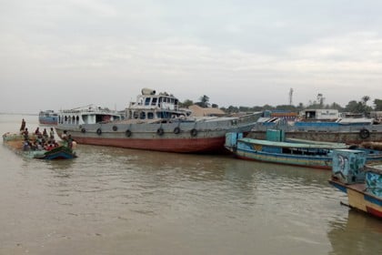 নাব্যতা সংকটে পদ্মায় আটকে আছে ১৯ পণ্যবাহী কার্গো