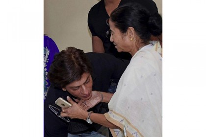 মমতার পা ছুঁয়ে সালাম করলেন শাহরুখ (ভিডিও)