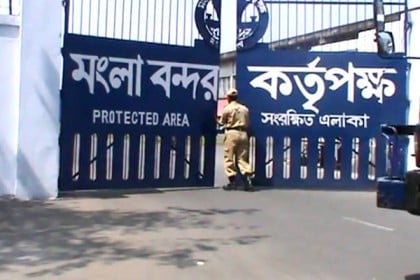 বঙ্গোপসাগর উত্তাল, মংলা বন্দরে পণ্য বোঝাই-খালাস ব্যাহত