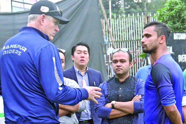অনুশীলনে উপস্থিত রংপুর রাইডার্সের কর্ণধার সাফওয়ান সোবহান