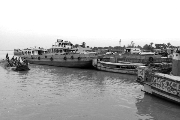 ফরিদপুরে পদ্মায় আটকা ১৯ পণ্যবাহী কার্গো