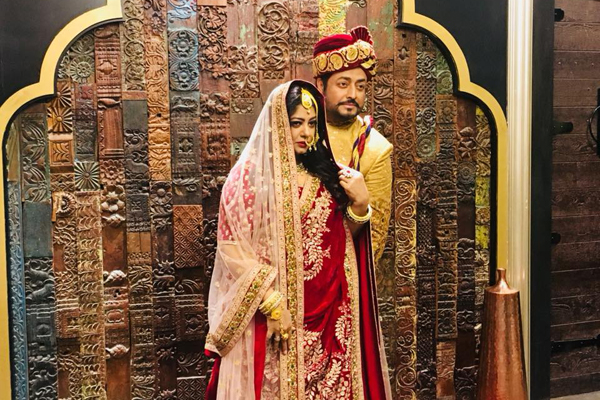 রাজকীয় বেশে মৌসুমী-ওমর সানি