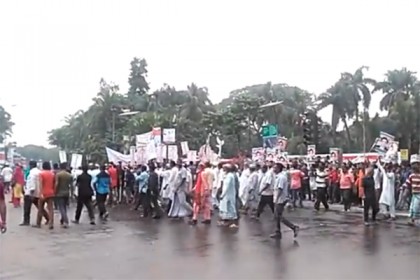 ব্যানার, ফেস্টুন নিয়ে নেতা-কর্মীরা সোহরাওয়ার্দী উদ্যানে