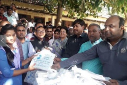 নাটোরে শিক্ষার্থীর মাঝে বিনামূল্যে পোশাক বিতরণ