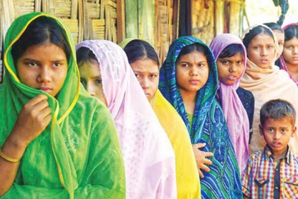 অনৈতিক কাজে জড়াচ্ছে রোহিঙ্গা তরুণীরা