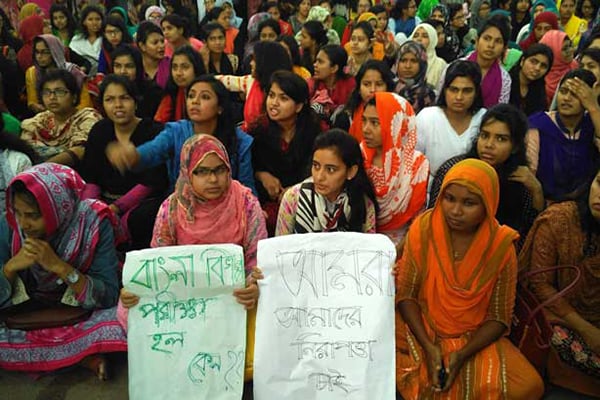 
রাবি ছাত্রী অপহরণে গ্রেফতার তিন আসামির বিরুদ্ধে রিমান্ডের আবেদন
