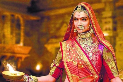 বিতর্কের মুখে পিছিয়ে গেল 'পদ্মাবতী'র মুক্তি