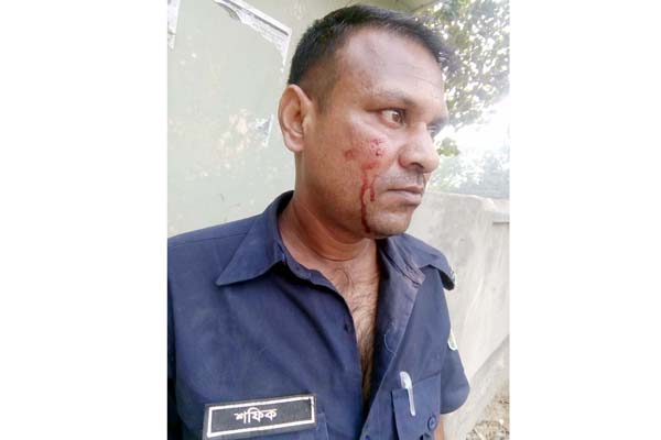 পরীক্ষা কেন্দ্রে ঢুকতে না দেওয়ায় কর্তব্যরত পুলিশকে পেটাল ছাত্রলীগ!