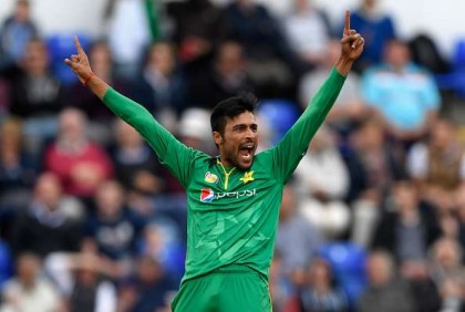 আমিরকে নিয়ে মধুর সমস্যায় ঢাকা