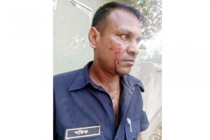 পরীক্ষা কেন্দ্রে ঢুকতে না দেওয়ায় কর্তব্যরত পুলিশকে পেটাল ছাত্রলীগ!