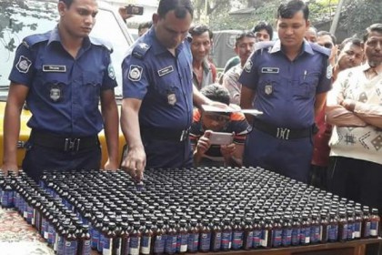 বিরামপুরে ৫৮৫ বোতল ফেনসিডিল জব্দ 