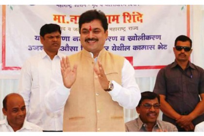 রাস্তার ধারে গাড়ি দাঁড় করিয়ে মূত্রত্যাগ, বিতর্কে ভারতীয় মন্ত্রী!