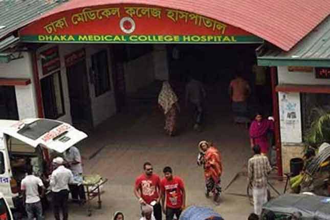 
ঢামেকে এক কোটি ২৩ লাখ টাকার এক্সরে ফিল্ম নষ্ট, ক্ষোভ প্রকাশ
