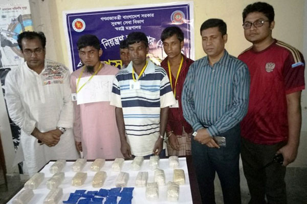 টেকনাফে ইয়াবাসহ ৫ রোহিঙ্গা আটক