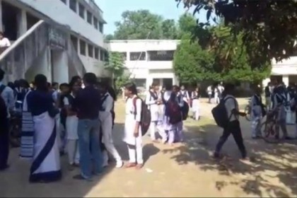 শিক্ষিকার কাণ্ড দেখে পরীক্ষার হলে অবাক শিক্ষার্থীরা!
