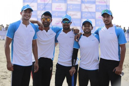 সাগর পাড়ে খেললেন তারকা ক্রিকেটাররা
