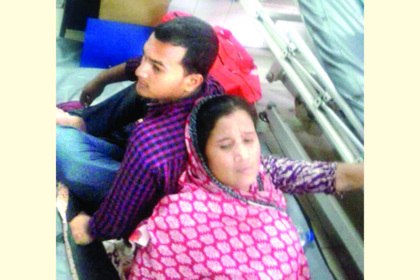 ছেলের পিঠে শুয়ে চিকিৎসা
