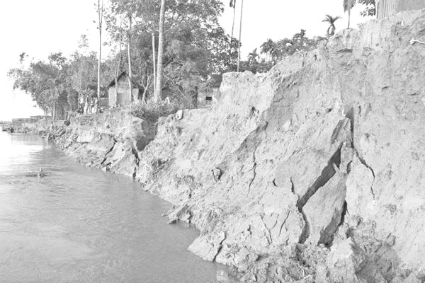 ভাঙছে ব্রহ্মপুত্র-করতোয়া, কাঁদছে মানুষ