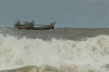 বঙ্গোপসাগরে পাঁচ ট্রলারে ডাকাতি, ৩ মাঝিসহ ট্রলার অপহরণ