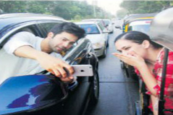 সেলফি তোলায় বরুণ ধাওয়ানকে জরিমানা