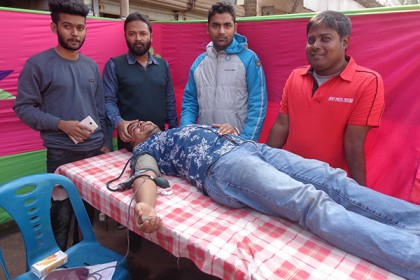 'রক্ত দিন জীবন বাঁচান' শ্লোগানে বীরগঞ্জে রক্তদান কর্মসূচি