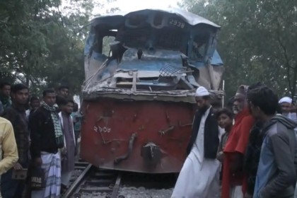 গাজীপুরে ট্রাকের সাথে ধাক্কায় ট্রেনের চালক নিহত, আহত কয়েকজন