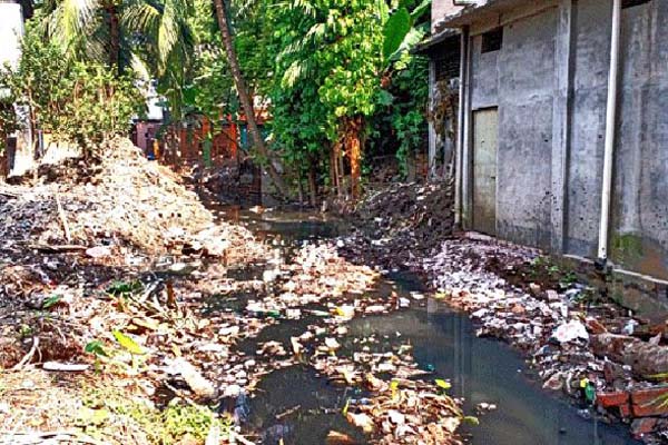 নাটোরে খাল দখল করে প্রভাবশালীদের বহুতল ভবন 

